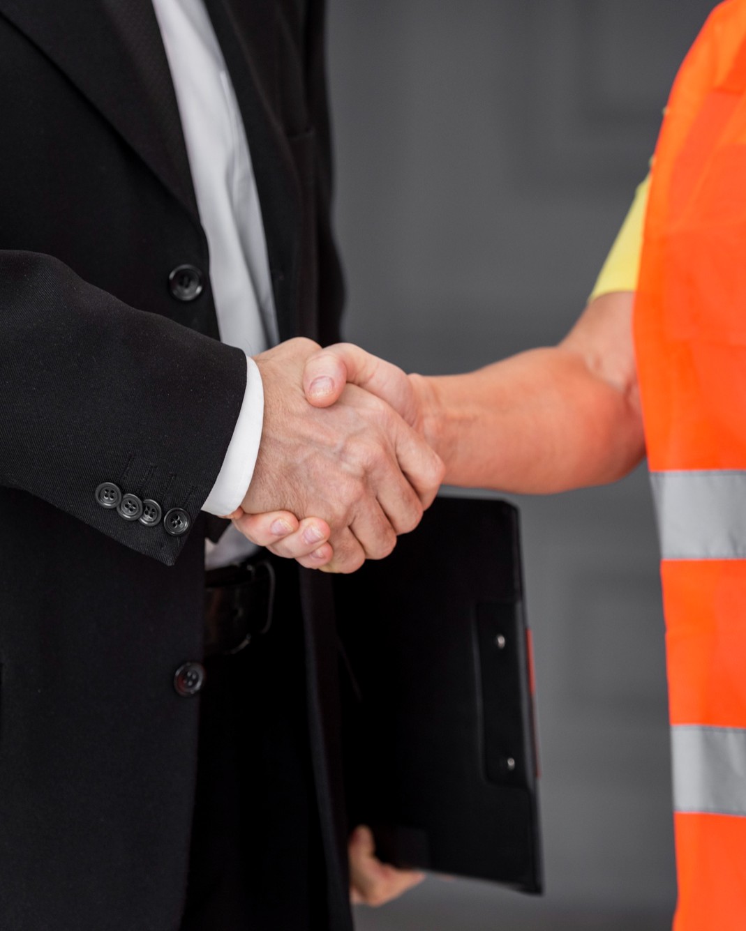Signal-eco-normandie-partenaire-confiance Deux hommes se serre la main